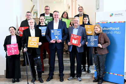 Ministerpräsident Alexander Schweitzer dankt Zukunftsrat Nachhaltige Entwicklung Rheinland-Pfalz